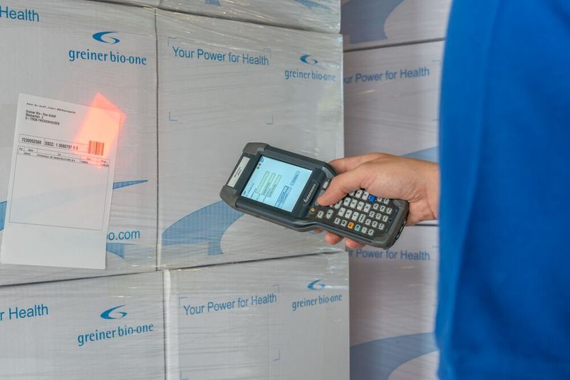 Angeliferte Paletten werden im Wareneingang gescannt und im führenden SAP-System vereinnahmt. (Faktor Zwei)