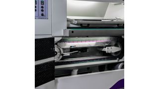 Das Maschinenmodell DM 1100 2C lässt sich mit wenigen Handgriffen und ohne Werkzeuge so umrüsten, dass auch Kleinteile einzeln und ohne Hilfsmittel bearbeitet werden können. (NS Maquinas)