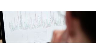 Die ML-/KI-Anwendnung Prognos nutzt interpretierte Informationen vorausschauend, um Parameter an Anlagen aktiv zu optimieren, oder um konkrete Handlungsanweisungen an Bediener oder Entscheider zu schicken. (Bild: Resolto Informatik)