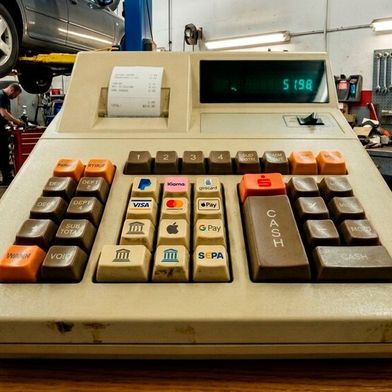 Kfz-Betriebe müssen heute eine Vielzahl an Zahlungsoptionen anbieten. Hinzu kommen Finanzdienstleistungen und Versicherungen. (Bild: KI-generiert)