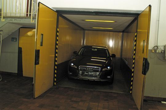 Der Fahrzeugaufbereiter befindet sich im Keller der Filiale. Per Lift gelangen die Autos in die höheren Etagen. (Archiv: Vogel Business Media)