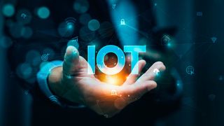 Das IIoT (Industrial Internet of Things) vernetzt Maschinen und Geräte in industriellen Anwendungen, um Daten in Echtzeit zu sammeln und zu analysieren, was die Effizienz und Automatisierung in Produktionsprozessen steigert. (Bild: © Sutthiphong - stock.adobe.com)