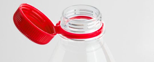 Lippenkratzer oder Umweltsegen? Seit dem 3. Juli dürfen manche Getränkeflaschen nur noch mit fest angebundenen Schraubverschlüssen in den Handel kommen (sogenannten tethered caps). Das soll Kunststoffmüll vermeiden. Ein Experte ist anderer Meinung ...(Bild:  R. Zwickel)