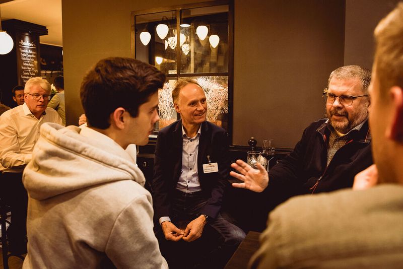 lebhafte Gespräche (Bild: Stefan Bausewein)