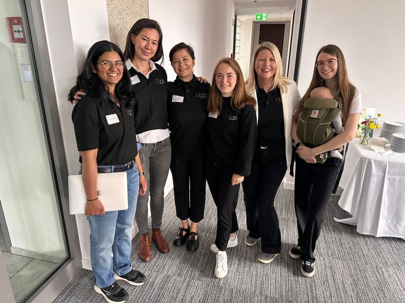 Das Zoho Team mit Nachwuchs (v . l.) Reshma Roy Suvish, Elena Bubeeva, Diana Florea, Tamina Römer, Julie Watson und Nathalie Rudolf. (Bild: Vogel IT-Medien)