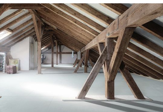 In Laupheim wurde die pflegeleichte Thermobodenvariante mit einer versiegelten Holzwerkplatte verbaut.(Bild:  Matthias Mang)