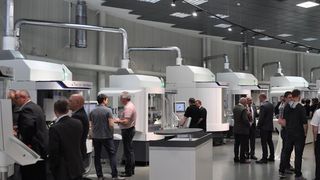 Besucher im Demoraum (Bild: Walter Maschinenbau)