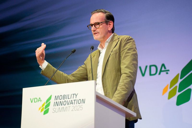 VW-Chefingenieur Axel Andorff: „Wir haben ein Know-how-Thema in Europa! Wir müssen die Kompetenzen der anderen Regionen annehmen.“ (Bild: VDA/CHLietzmann)