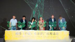 Ende Mai wurde das neue Werk in Jiaxing feierlich eröffnet. Mit dabei waren die geschäftsführende Gesellschafterin Isabel Grieshaber (Dritte von rechts), der Geschäftsführer Markus Kniesel (Zweiter von rechts) und Christoph Siegel (rechts), der bei VEGA in Schiltach für die Bereiche Sales, Customer Services, Product Management, Information Management und IT zuständig ist. (Bild: Vega)