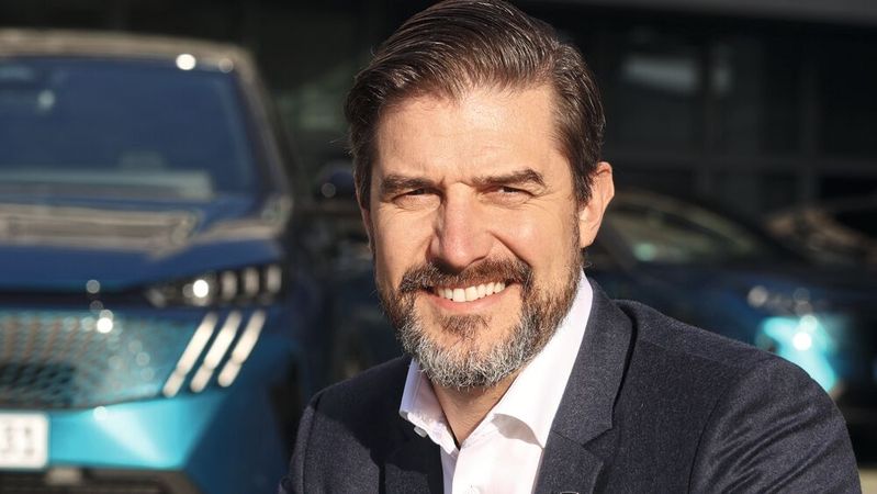 Christian Dietsch vertraut auf die breite Palette an Elektro-Fahrzeugen, die Peugeot im Portfolio hat.  (Bild:  Stellantis)
