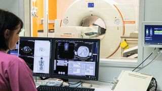 Grazie al moderno PET-CT, un sistema combinato di tomografia a emissione di positroni (PET) e tomografia computerizzata (CT), i ricercatori hanno dimostrato per la prima volta, tramite tecniche di imaging, l’effetto positivo dei cerotti alla nicotina sui sintomi del Long Covid. (Immagine:Stefan Straube /UKL)