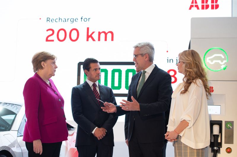 Eröffnungsrundgang auf der Hannover Messe, hier am Stand ABB. (Bild: Deutsche Messe/Rainer Jensen)