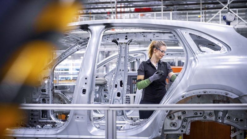 Die ersten Modelle des neuen vollelektrischen Mercedes GLC entstehen im Werk in Bremen.(Bild:  Mercedes-Benz)