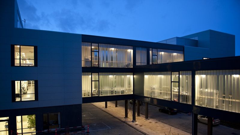 Das Funktionsprinzip basiert auf der Nutzung kühler Nachttemperaturen, um so die Abhängigkeit  energieintensiver Kühlsysteme zu reduzieren.  (Bild:  Jesper Ludvigsen)