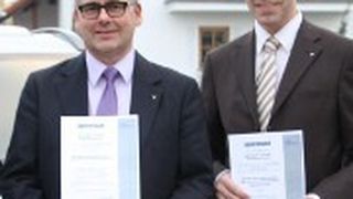 Peter Schieder und Volker Sos freuen sich über die neuen Zertifikate. (Foto: MMD)