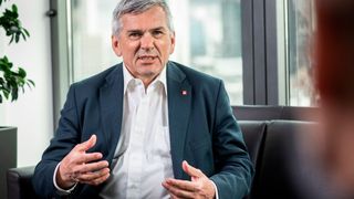 Der IG-Metall-Chef Jörg Hofmann fordert eindringlich, dass man den Beschäftigten in der Metall- und Elektroindustrie deutlich mehr Lohn zahlen muss. Das hat seinen Grund... (Bild: IG Metall)