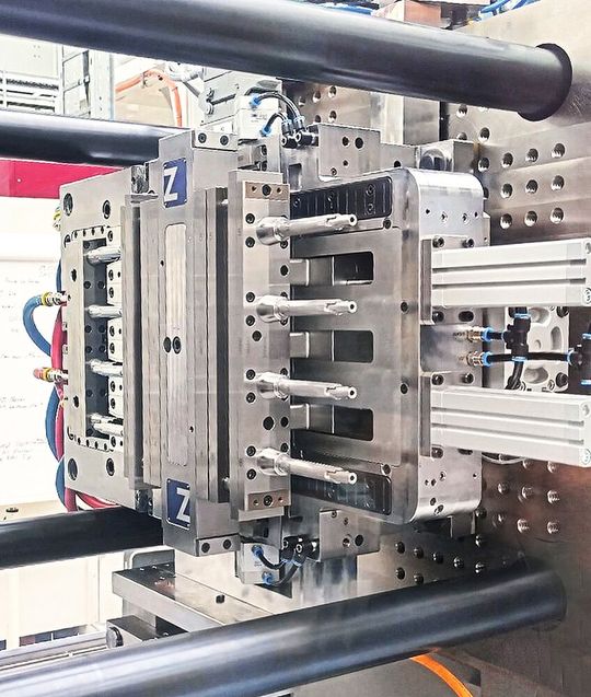 Mit Z.Sonic turn stellt Zahoransky ein Werkzeugkonzept vor, das die Großserienfertigung von Gehäusen für Pen- und Autoinjektoren  beschleunigen und zugleich energie- sowie flächeneffizient machen soll.(Bild:  Zahoransky)