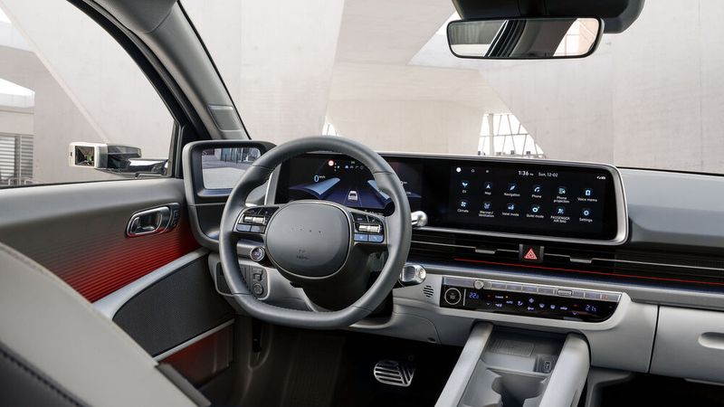 Die Kombination aus analogen und digitalen Komponenten am Armaturenbrett ist gelungen. (Bild: Hyundai)