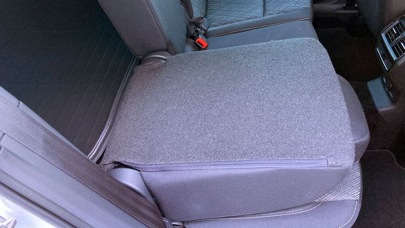 ... und – zack – liegt die Lehne auf der Sitzfläche. Das geht ohne großen Kraftaufwand. (Bild: Wehner – VCG)