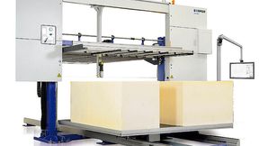 Blick auf eine Horizontalkontur-Schneidmaschine für die Schaumstoffbearbeitung von Bäumer. Wenn deren Messer kaputtgeht, kann es teuer werden. Deshalb hat sich Bäumer jetzt eine mit der Uni Siegen entwickelte Innovation für die vorausschauende Wartung gesichert ... (Bild: Bäumer)