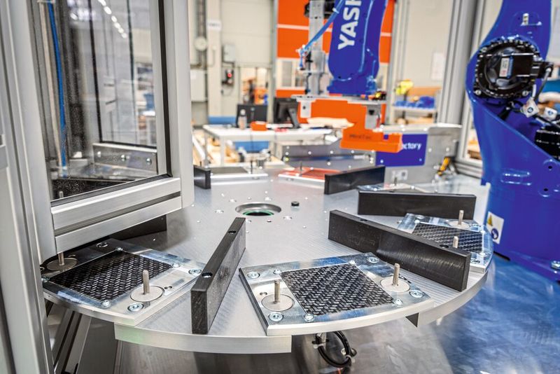 ...werden in der Roboterzelle in einem Rundtakttisch transportiert. (Bild: Minitec)