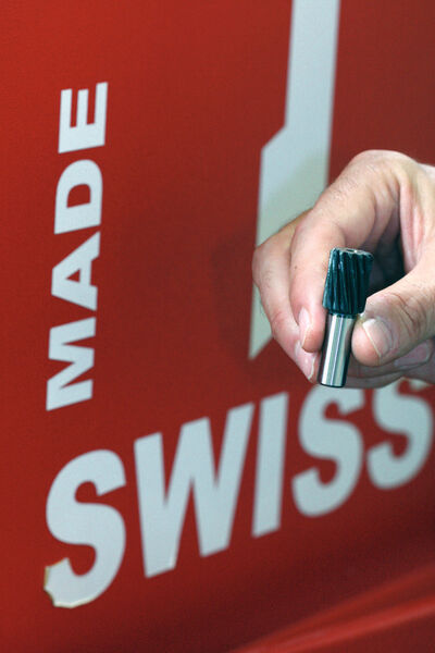 Swiss made hat einen hohen Stellenwert, das Logo im Hintergrund stammt in diesem Fall von einer Studer-Schleifmaschine, auf der die Getriebewellen bei der GIS AG geschliffen werden. (Bild: M. Böhm, SMM)