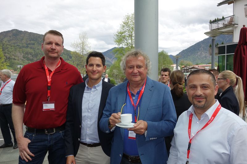 An der frischen Bergluft schmeckt der Kaffee eh am Besten (v. l.) Markus Henseler, api, Carim Moursi, Wortmann, Joachim Paggen, Maxcom, und Ecevit Güneser, TAROX. (Bild: IT-BUSINESS)