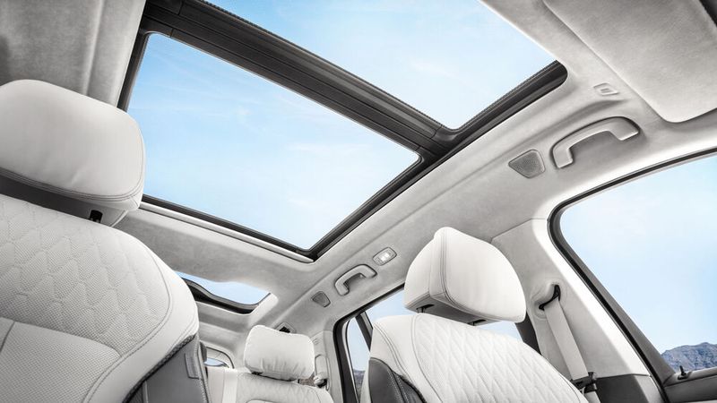 Der neue X7 kommt auch mit dreiteiligem Panorama-Glasdach. (Bild: BMW)