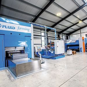 Der Form Balancer ist eine Hydroformmaschine mit der mit hohem Wirkdruck metallische Platinen in eine Werkzeugform geformt werden. (Bild:  Fluid Forming)