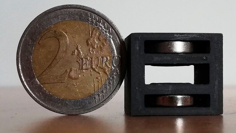 Der miniaturisierte Magnetsensor wiegt nur noch 16 Gramm und kostet in der Herstellung zwei Euro. Die beiden Magnete sind vom 3D-gedruckten Gehäuse umschlossen; in der Mitte befindet sich der hier leere Probenraum.