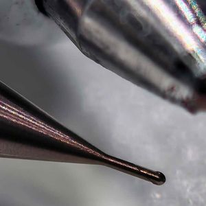 Dieser Mikrofräser von Moldino mit CBN-Kugelkopf hat einen Durchmesser von lediglich 0,1 mm und hält 8-10 Einsatzstunden durch.(Bild:  Klaus Vollrath)