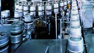 Automatisierte Prozesse auch in der Fassabfüllung. Über 1000 Steuerungen und Schaltschränke sind gegenwärtig auf dem ganzen Betriebsgelände installiert. (Bild: Krombacher)