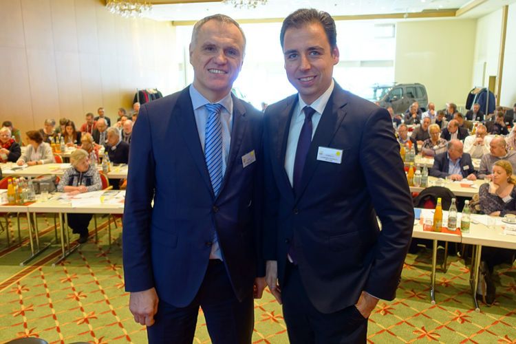 Dietrich Asche (links) übergibt die Igedos-Geschäftsführung an Marco Siega, der ebenso wie Asche in Bonn beim ZDK sitzt. (Bild: Rehberg / »kfz-betrieb«)