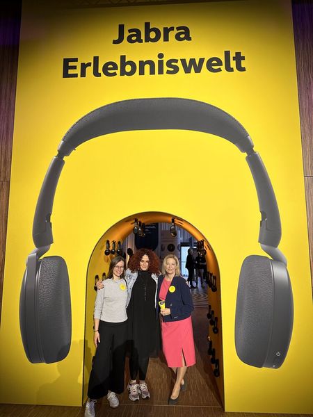 Diese Mädels haben richtig Power und bekommen alles gewuppt, Besa (IT-BUSINESS) mit Claudia Schnurbus und Lisa Davidian (Jabra). (Bild: Vogel IT-Medien GmbH)