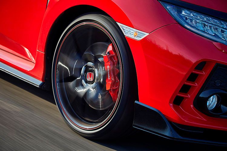 Der Civic Type R beschleunigt in 5,7 Sekunden von 0 auf 100 km/h. Dank Brembo-Anlage kommt er auch wieder rechtzeitig zum Stehen. (Bild: Honda)