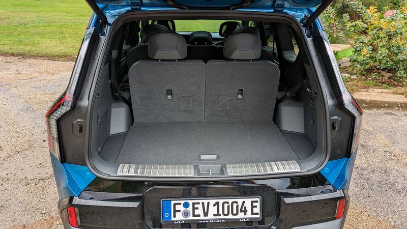 Fangen wir die Inspektion des Innenraums mal ganz hinten an. Hinter den beiden Sitzen bleiben immerhin 333 Liter Stauraum. (Bild: Rosenow – VCG)