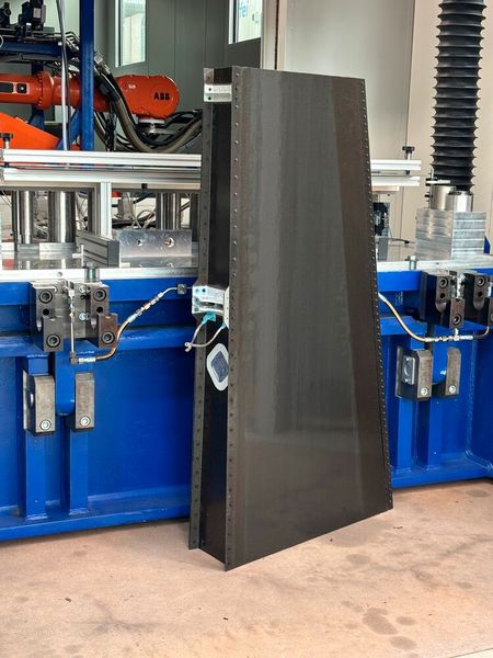 Das ist der Demonstrator aus thermoplastischen Sandwichschalen für ein Flugzeugruder, bevor er im multi-axialen Prüfstand an der Technischen Universität Dänemark (DTU) auf seine mechanische Belastbarkeit hin getestet wurde. (Bild: Fraunhofer IMWS)