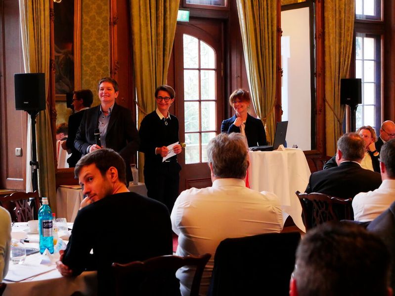 Anna Biesenthal, CIO der Car-Garantie-Versicherung, berichtete von Ihren Herausforderungen aber auch den Chancen bei der Digitalisierung – und stand anschließend gemeinsam mit Claudia Plattner den Teilnehmern für Fragen zur Verfügung. (Vogel IT-Akademie)