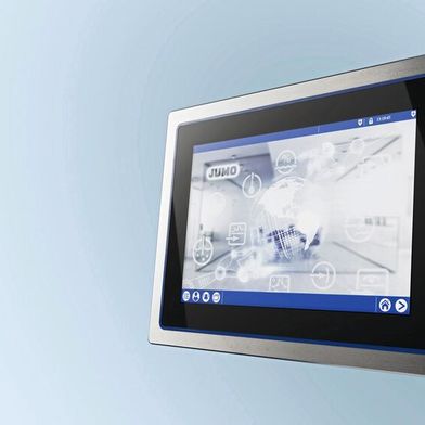 Jumo Varitron 500 touch basiert auf der modularen Plattform Jumo Jupiter. Die Zentraleinheit bildet zusammen mit den bewährten Eingangs- und Ausgangsmodulen ein Gesamtsystem mit integrierter SPS (CODESYS V3.5) und ermöglicht eine Visualisierung per Touch Panel. (Bild: JUMIO)
