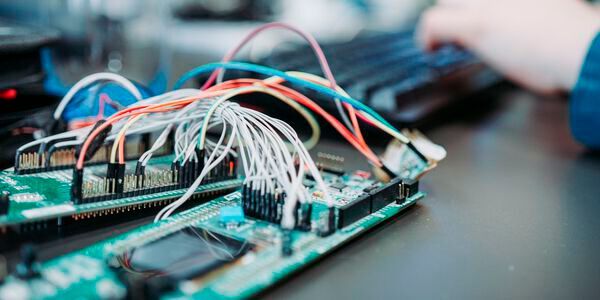 Intelligente Sensorik: Ein mögliches Einsatzgebiet für solche Systeme wäre die Überwachung von Industrieanlagen.(Bild:  gemeinfrei / Unsplash)