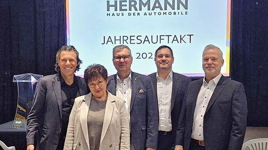 Das Wachstum im Blick: Zum Jahresauftakt erläuterte die Autohausführung die Ziele für 2025. Mit dabei (v. l.) Fifa-Schiedsrichteri Urs Meier, der über Entscheidungskompetenz referierte, sowie die Hermann-Geschäftsführer Margret Ulma, Michael Zimbal, Steffen Dreßler und Daniel Gebhardt. (Bild:  Autohaus Hermann)