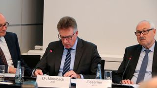 Dr. Klaus Mittelbach, Vorsitzender der ZVEI-Geschäftsführung, auf der Wirtschaftspressekonferenz der Hannover Messe. (K.Juschkat/elektrotechnik)