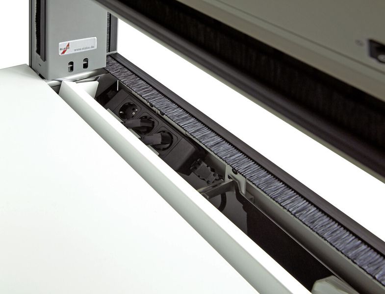 Eine Kabelklappe mit Bürste. (Bild: Mink)