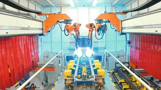 Zwei überkopf montierte Qirox-Schweißroboter QRC-350 übernehmen den Schweißprozess in der Fertigungslinie. (Bild: Cloos)