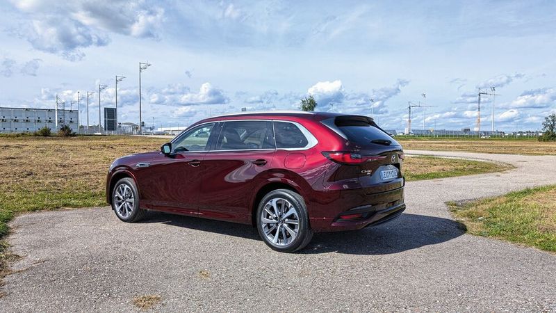 Erhältlich ist der CX-80 ausschließlich mit Allradantrieb. Ein Kaufargument für Pferdeliebhaber und Wohnmobilisten dürften die 2.500 Kilogramm Zuglast sein. Zudem erleichtern Assistenzsysteme das Ankoppeln von Anhängern. (Bild: Mauritz – VCG)