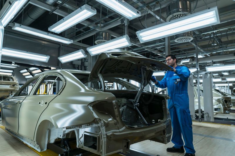 Impressionen aus der neuen Lackiererei im BMW-Werk München. (www.guenterschmied.com)