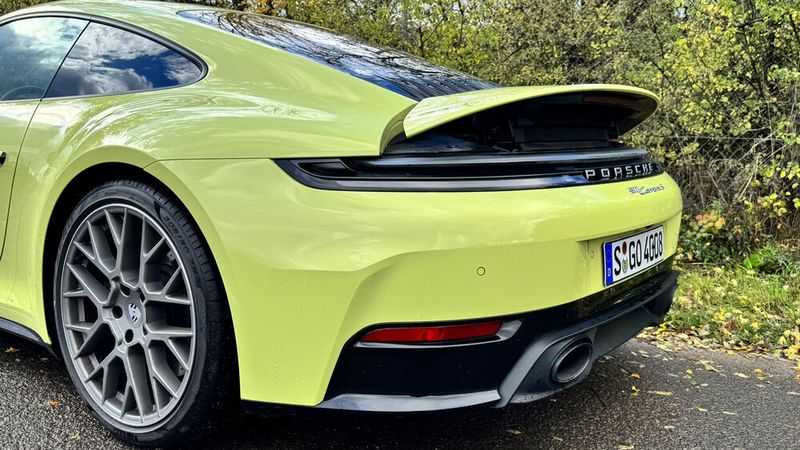 Ab 120 km/h fährt der adaptive Heckspoiler automatisch aus und sorgt für zusätzlichen Abtrieb. (Bild: Schreiner – VCG)