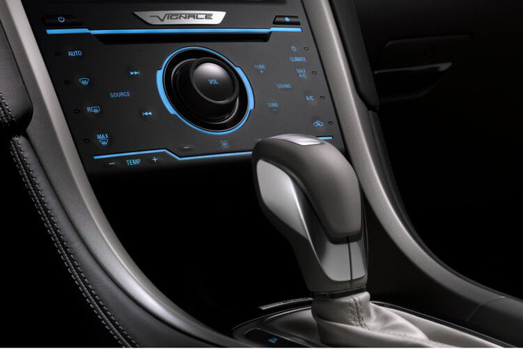 Ford spendiert dem Top-Modell technische Lösungen wie adaptive Voll-LED-Hauptscheinwerfer, die für eine nochmals bessere Ausleuchtung der Straße sorgen sollen sowie einene Einpark-Assistent und einen Acht-Zoll-Monitor. Außerdem gehört auch das Konnektivitätssystem Sync mit „My Ford Touch“, das Smartphones und WLAN-fähige Multimedia-Geräte per Sprachsteuerung einbindet, zur „Vignale“-Ausstattung. (Foto: Ford)