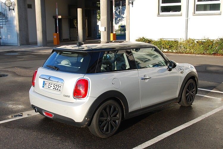 Die Räder erinnern mit ihrer Form an die klassischen Minilites, sind aber mit 17 Zoll eher Maxi. (Foto: Rosenow)