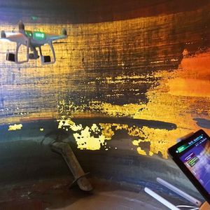 Indoor-Drohnen liefern beispielsweise bei Tankinspektionen selbst in vollständiger Dunkelheit hervorragende und scharfe Aufnahmen von Schweißnähten, Zu- und Abläufen, Stutzen und Halterungen.